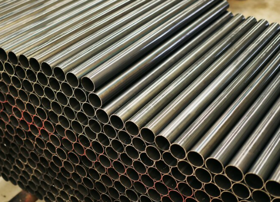 Tubo industrial aço carbono: conheça os tipos, benefícios e aplicações